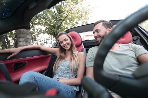 Casal apaixonado, desfrutando de uma viagem no carro