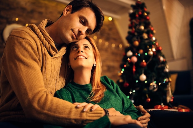 Casal apaixonado desfrutando na véspera de Natal em casa