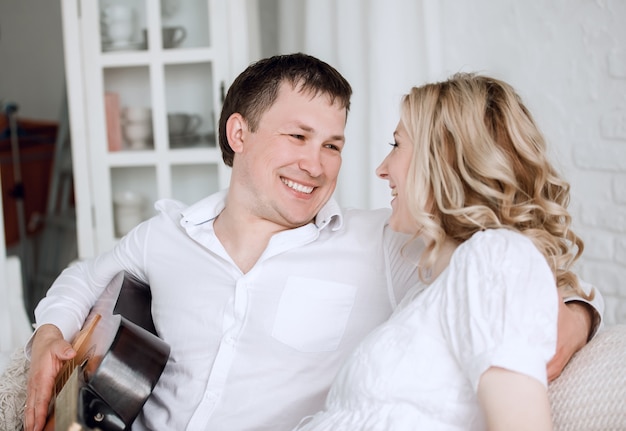 Casal apaixonado e feliz sentado no sofá