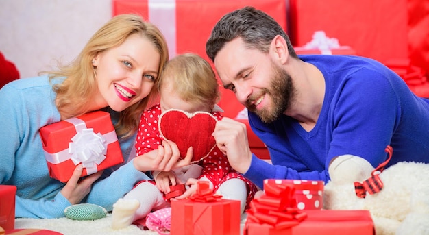 Casal apaixonado e filha bebê Conceito de dia dos namorados Juntos no dia dos namorados Família adorável comemorando o dia dos namorados Pais felizes Família comemora aniversário Corações cheios de amor