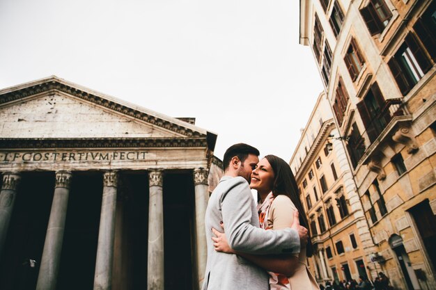 Casal apaixonado em frente ao Panteão de Roma