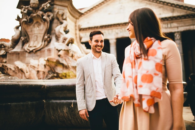 Casal apaixonado em frente ao panteão de roma