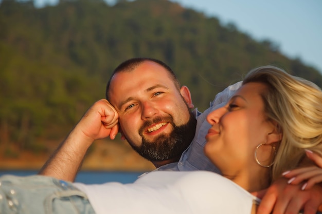 Casal apaixonado em lua de mel em hotel na praia com vista de luxo caminhando mostra emoção no mar