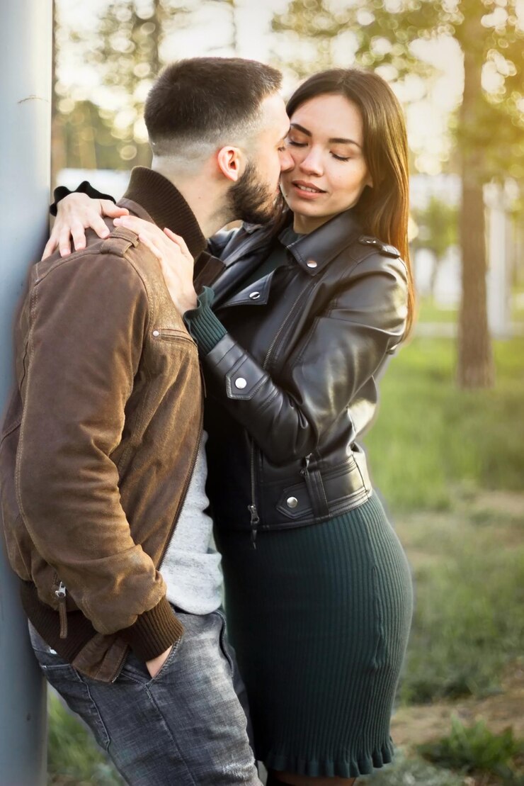 Foto casal apaixonado em namoro romântico relação sensual e desejo de amantes homem e mulher abraçar