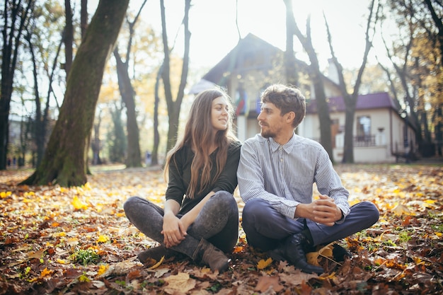 Casal apaixonado em um encontro