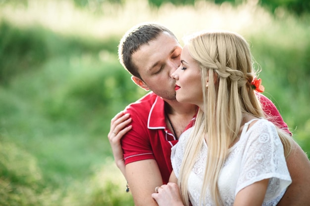 Casal apaixonado em um piquenique em um parque com grama verde