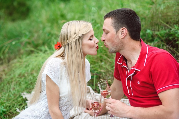 Casal apaixonado em um piquenique em um parque com grama verde
