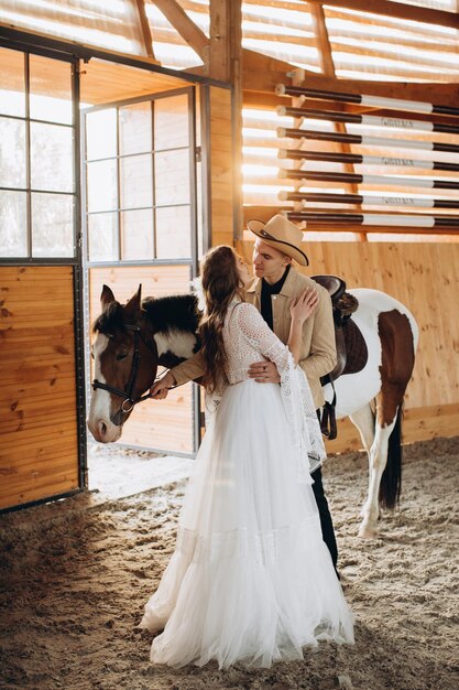 Casal apaixonado em um rancho no oeste na temporada de inverno