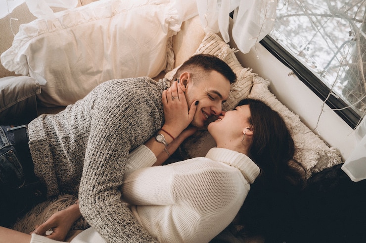 Foto casal apaixonado em um trailer