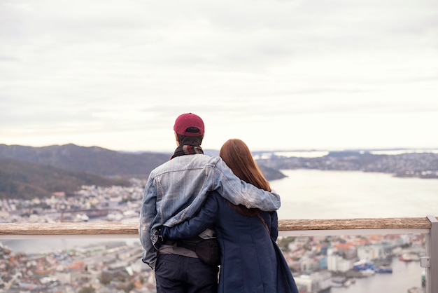 Casal apaixonado está curtindo viajar em Bergen, Noruega