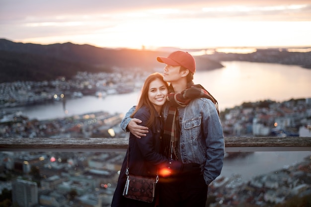 Foto casal apaixonado está curtindo viajar em bergen, noruega