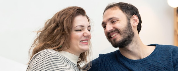 Casal apaixonado homem com mulher feliz juntos casual feliz amor pessoas