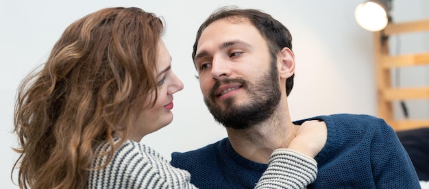 Casal apaixonado homem com mulher feliz juntos casual feliz amor pessoas