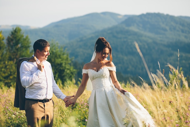 Casal apaixonado, homem e mulher, em um encontro