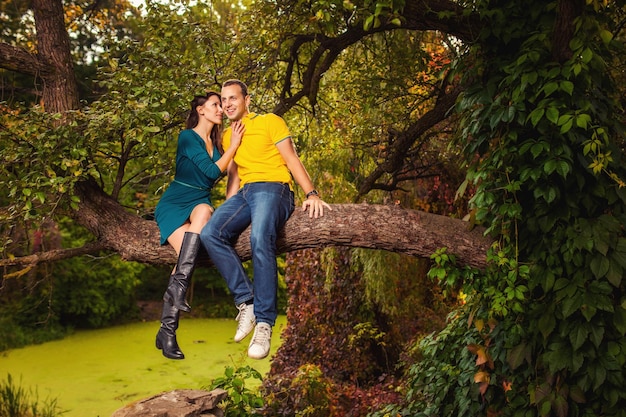 Casal apaixonado homem e mulher na fantástica floresta colorida de outono