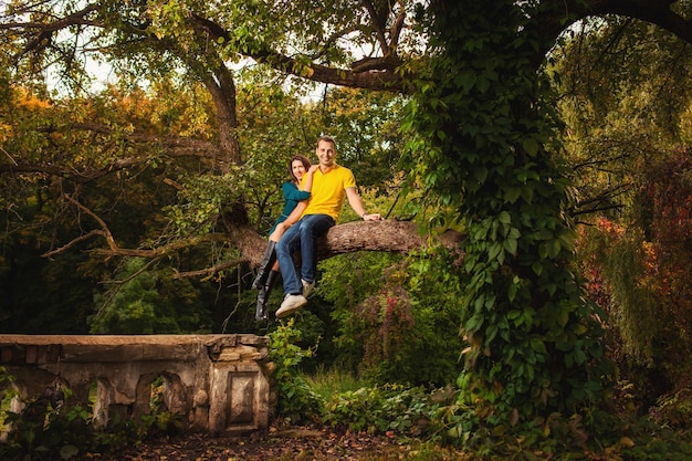 Casal apaixonado homem e mulher na fantástica floresta colorida de outono