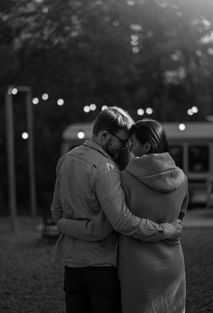 Casal apaixonado morando em trailer no camping e se divertindo e feliz