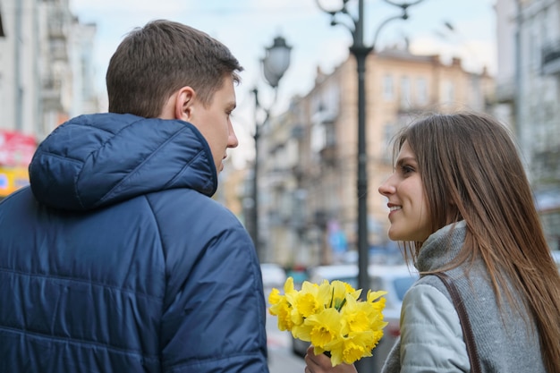 Casal apaixonado na cidade.