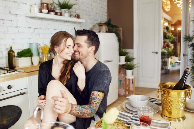 Casal apaixonado na cozinha pela manhã