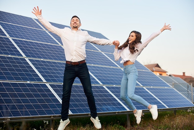 Casal apaixonado na fazenda solar