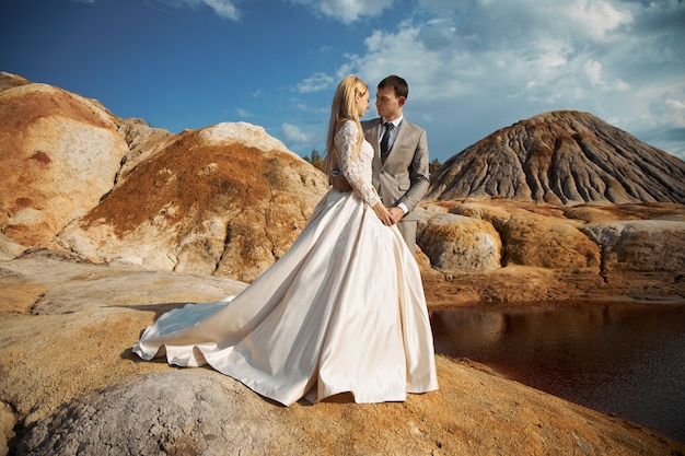 casal apaixonado na paisagem fabulosa, casamento na natureza