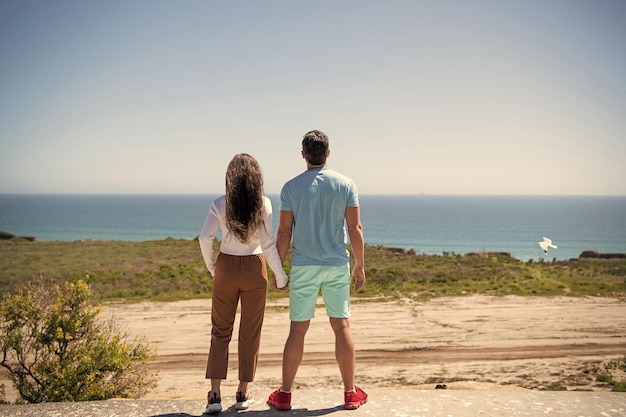 Casal apaixonado na praia de verão em bora bora jovem viagem de férias em família