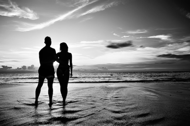 casal apaixonado na praia / férias de verão, costa do mar, amor, férias românticas no mar