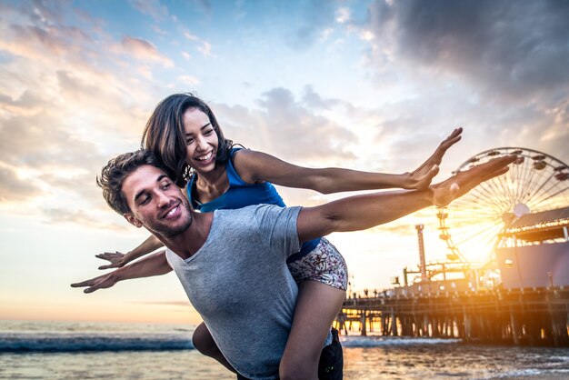 Casal apaixonado na praia