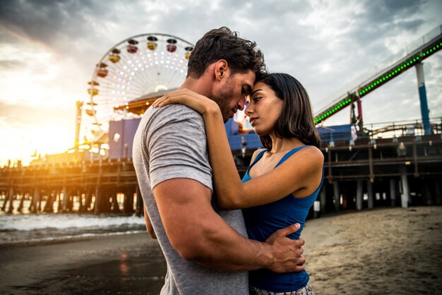 Casal apaixonado na praia