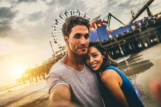 Casal apaixonado na praia