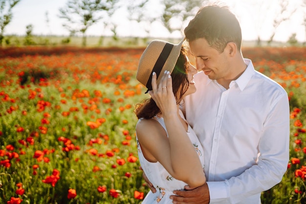 Casal apaixonado no campo de papoulas ao pôr do sol Aproveitando o tempo juntos amor e estilo de vida