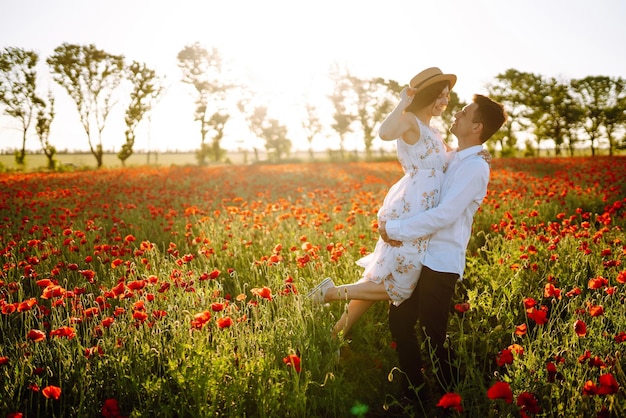 Casal apaixonado no campo de papoulas ao pôr do sol Aproveitando o tempo juntos amor e estilo de vida