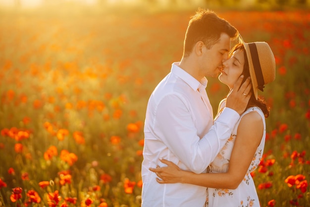 Casal apaixonado no campo de papoulas ao pôr do sol Aproveitando o tempo juntos amor e estilo de vida