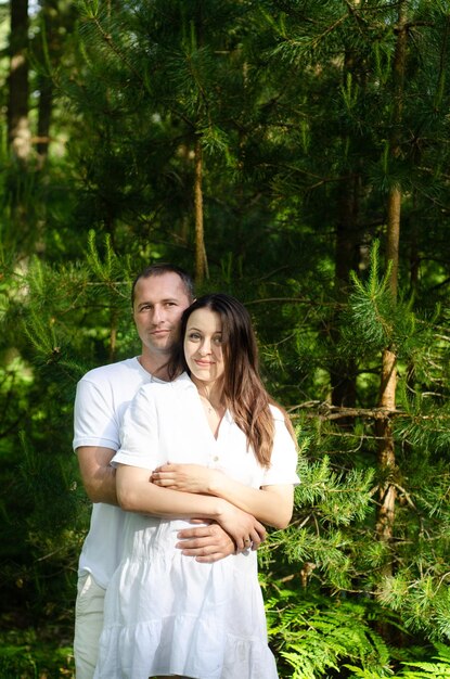 Casal apaixonado no campo sorrindo