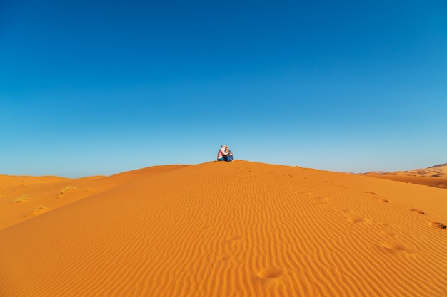 Casal apaixonado no deserto do saara.