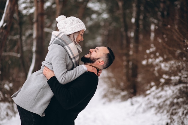 Casal apaixonado no inverno