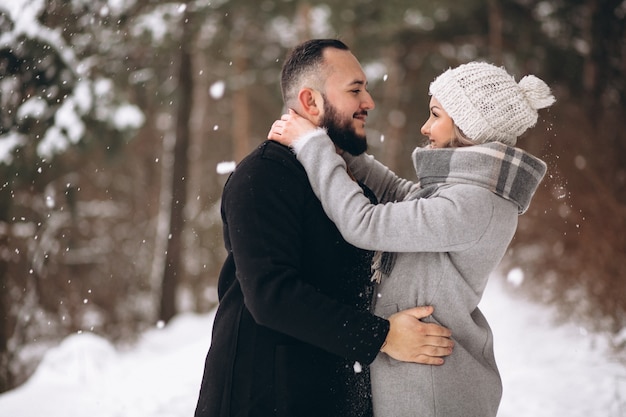 Casal apaixonado no inverno