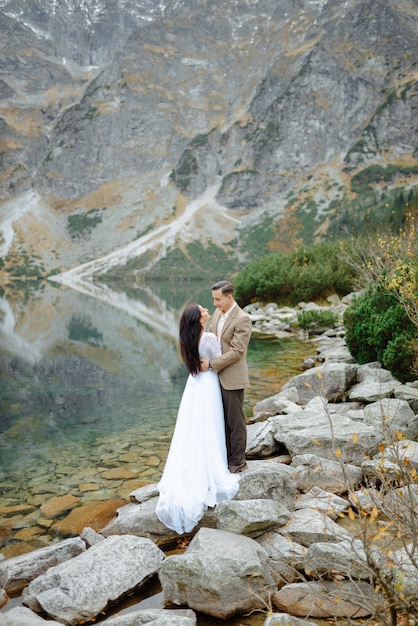 Casal apaixonado no lago