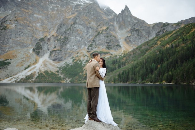 Casal apaixonado no lago