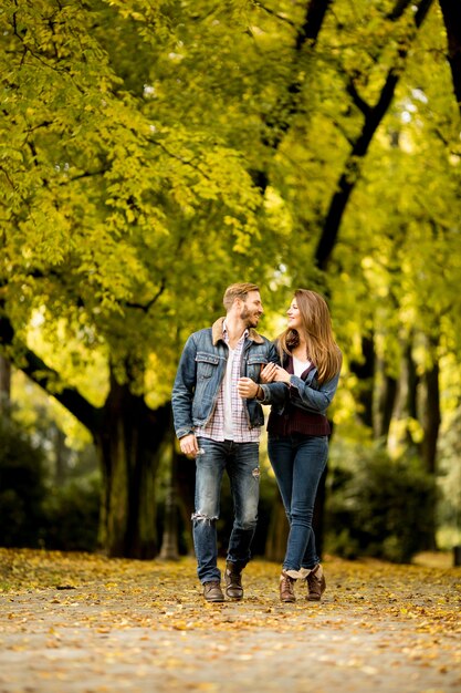 Casal apaixonado no parque outono