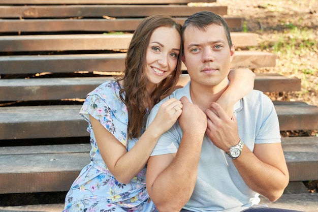 Casal apaixonado no parque