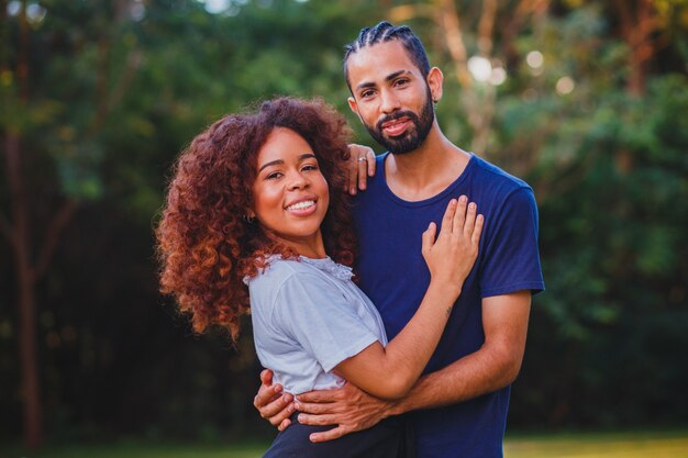 Casal apaixonado no parque