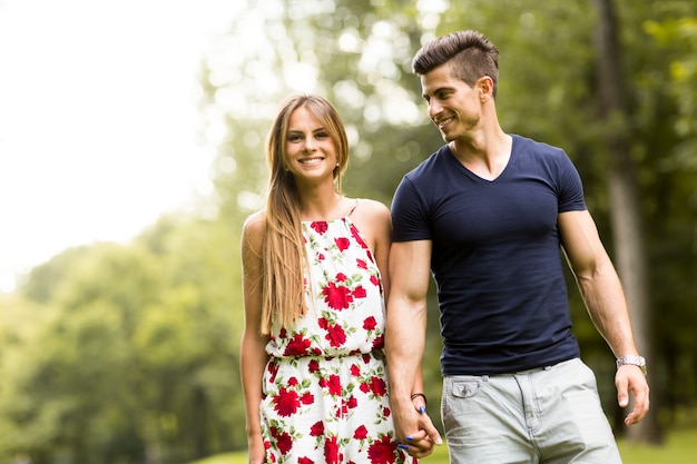 Casal apaixonado no parque