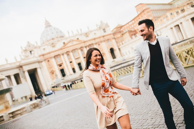 Casal apaixonado no vaticano, itália