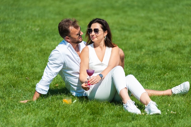 Casal apaixonado no verão na grama verde