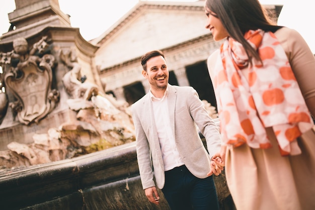 Casal apaixonado pela fonte em frente ao Panteão de Roma