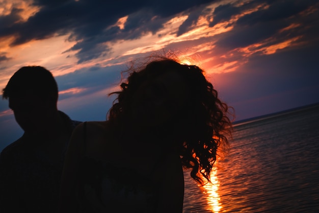 Casal apaixonado por do sol ilha do mar vermelho