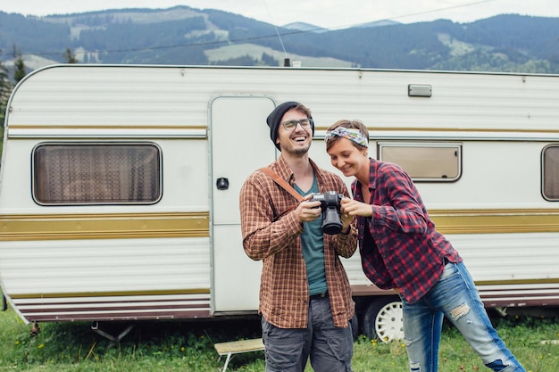 Foto casal apaixonado por viajantes ao pôr do sol o cara segurando uma câmera conceito de estilo de vida