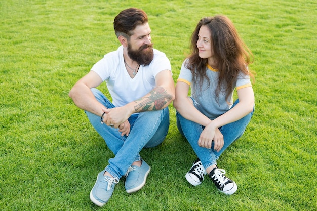 Casal apaixonado relaxando no gramado verde Namorada e namorado brincalhões Lindo casal ao ar livre Almas gêmeas pessoas mais próximas Felicidade simples Objetivos de relações de casal Casal passa tempo na natureza