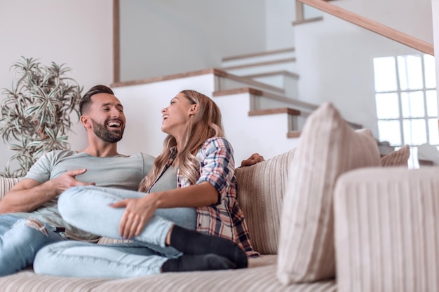 Casal apaixonado relaxando no sofá em uma noite livre